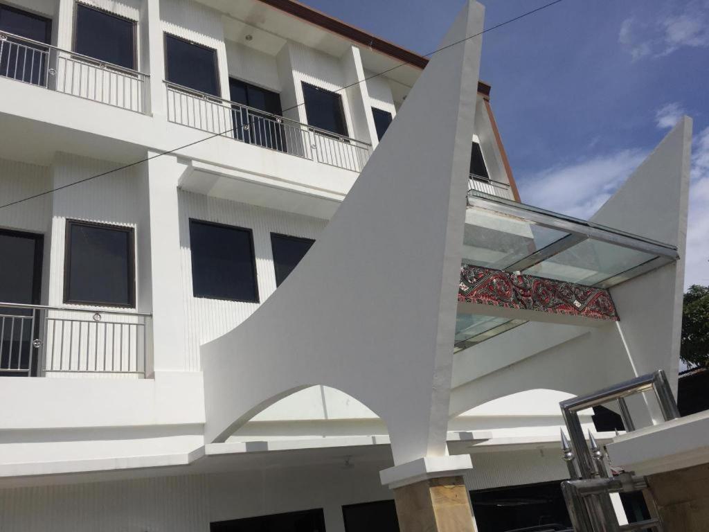 Opriss Hotel Parapat Exterior photo
