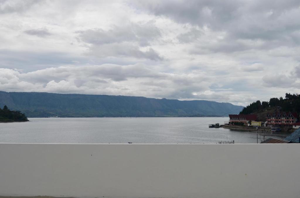 Opriss Hotel Parapat Exterior photo