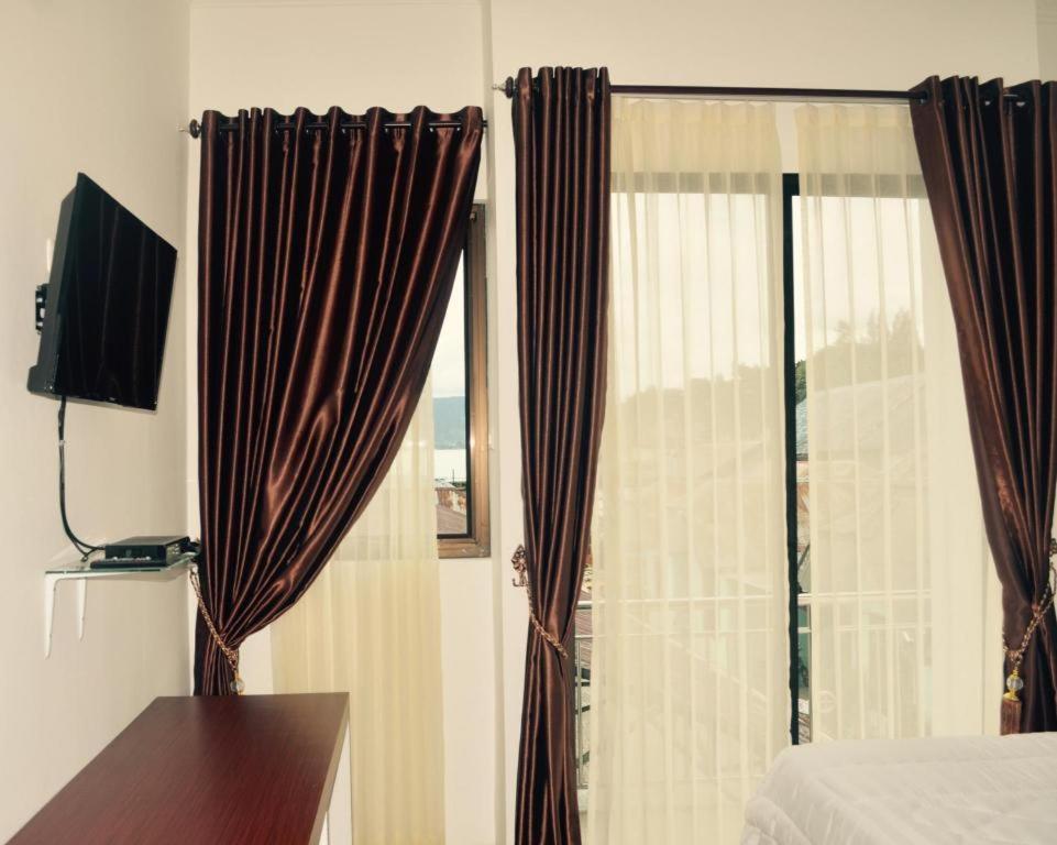 Opriss Hotel Parapat Exterior photo