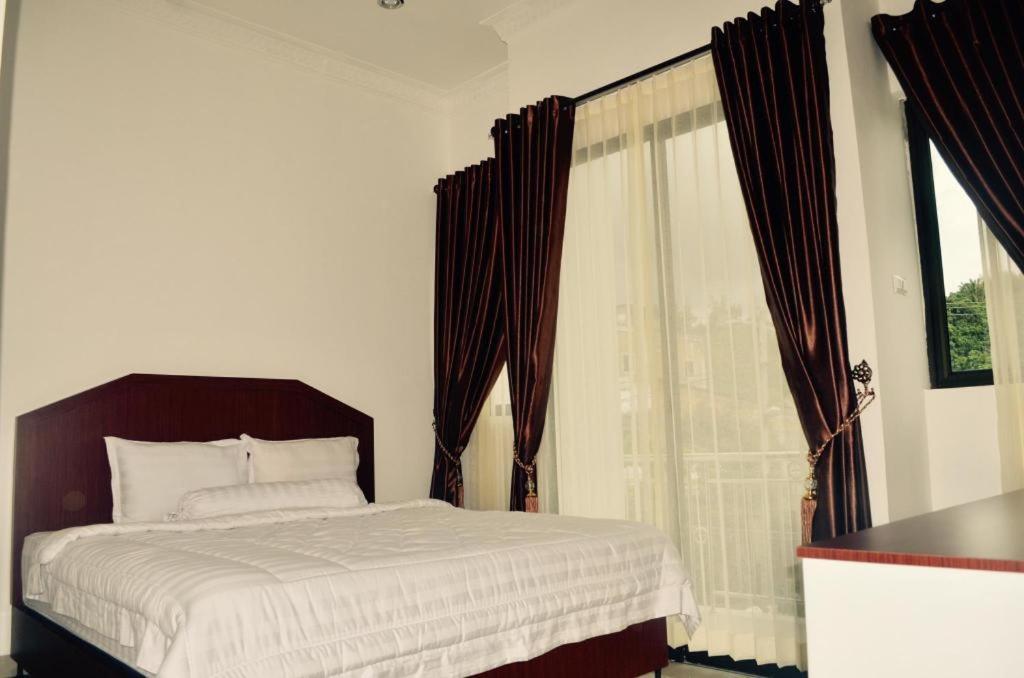 Opriss Hotel Parapat Exterior photo