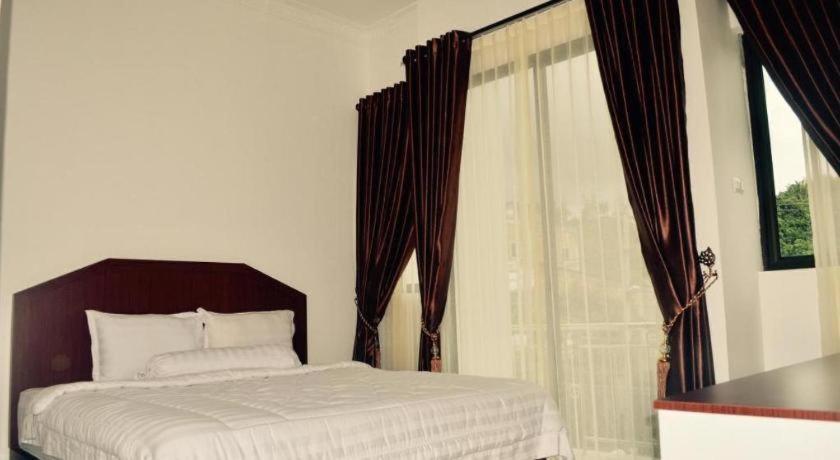 Opriss Hotel Parapat Exterior photo