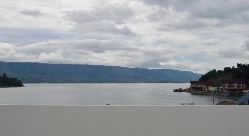 Opriss Hotel Parapat Exterior photo