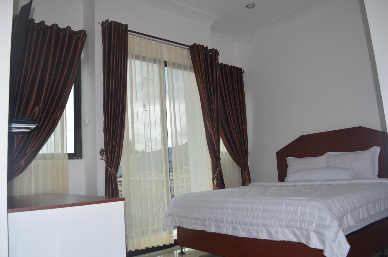 Opriss Hotel Parapat Exterior photo