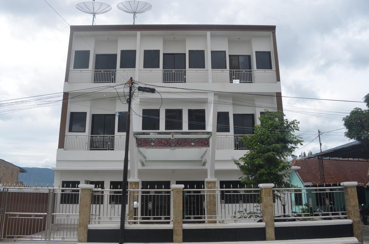 Opriss Hotel Parapat Exterior photo