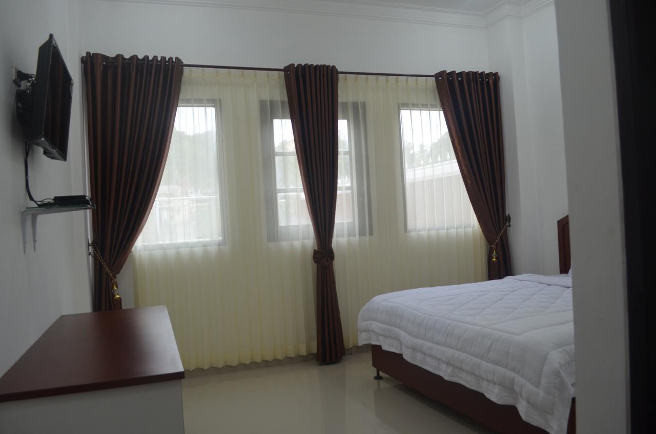Opriss Hotel Parapat Exterior photo