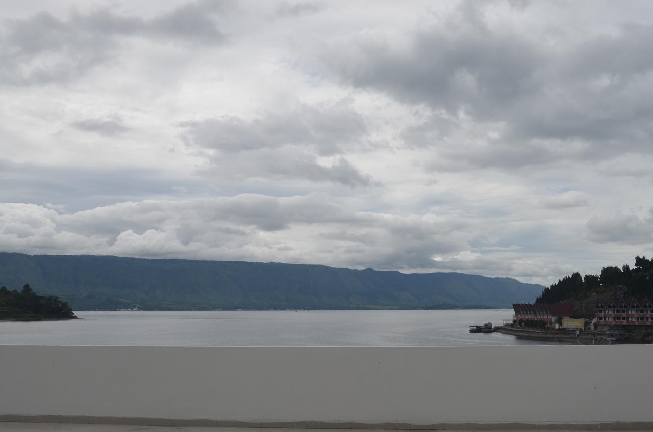 Opriss Hotel Parapat Exterior photo
